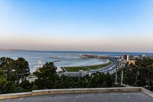 horizon van de stad van Baku, Azerbeidzjan Bij schemering. foto