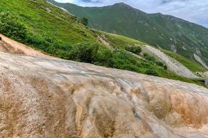 mineraal rood water van de mineraal veren in gudauri in de Kazbegi wijk. bronnen van mineraal water met fossielen - mtskheta - mtianeti regio, Georgië. foto