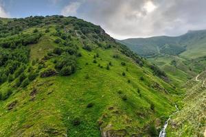 heuvelachtig landschap in de buurt de dorp van Gergeti in Georgië, onder monteren Kazbegi. foto