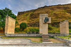 gori vesting, een middeleeuws citadel in Georgië, staand bovenstaand de stad van gori Aan een rotsachtig heuvel. foto