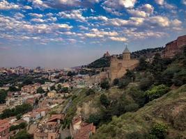 heilige nicholas kerk in narikala vesting en visie van stad tbilisi, Georgië foto