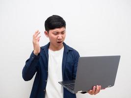 Aziatisch Mens voelen geschokt en verdrietig met laptop in hand- Aan wit geïsoleerd achtergrond foto