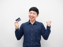 Mens Holding credit kaart gebaar gelukkig emotie portret foto