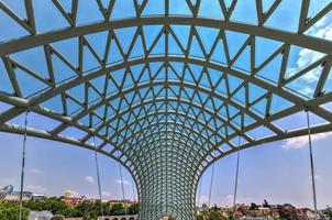 de brug van vrede in tbilisi, een voetganger brug over- de mtkvari rivier- in tbilisi, Georgië. foto