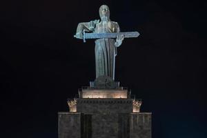 de moeder Armenië standbeeld in zege park in jerevan, Armenië Bij nacht, 2022 foto