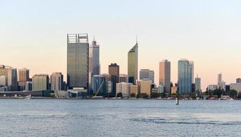 perth, Australië horizon weerspiegeld in de zwaan rivier- foto