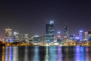 perth, Australië horizon weerspiegeld in de zwaan rivier- foto