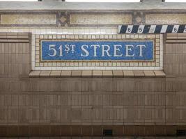 nieuw york stad - maart 26, 2019 - teken voor de 51ste straat metro hou op langs de nieuw york stad metro. foto