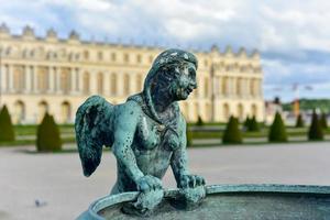 beeldje in de tuinen van de beroemd paleis van Versailles in Frankrijk. foto