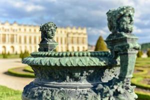 beeldje in de tuinen van de beroemd paleis van Versailles in Frankrijk. foto