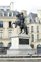 louis xiv ruiter standbeeld in plaats des overwinningen in Parijs, Frankrijk. foto