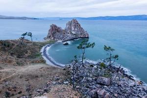 sjamaan steen, eiland van oud, meer Baikal, Rusland foto