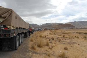 vrachtauto verkeer langs de weg - ayaviri, Peru foto