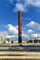 plein van de vijf eeuwen eert de 500 jaar verjaardag van Columbus' eerste reis naar de Amerika's. zijn gedomineerd door een graniet en klei totem pool - el totem telurico. foto