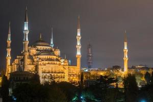 blauw moskee in Istanbul Bij nacht foto