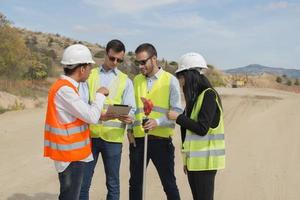 landmeter ingenieur is meten niveau Aan bouw plaats. landmeters ervoor zorgen nauwkeurig metingen voordat onderneming groot bouw projecten. foto