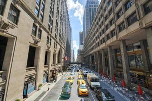 nieuw york verkeer langs 42e straat, 2022 foto