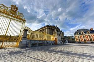 Koninklijk poorten van Versailles paleis in Frankrijk, herbouwd na drie eeuwen. foto