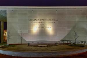 de Virginia oorlog gedenkteken gebouwd in 1955, was oorspronkelijk ontworpen net zo een wereld oorlog ii en Koreaans oorlog gedenkteken voor virginiaans wie had gemaakt de ultieme offer in strijd. foto