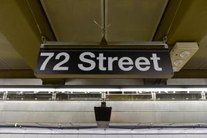 72ste straat metro station Aan tweede Laan in nieuw york stad, nieuw york. foto