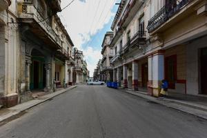 klassiek auto het rijden in de straten van oud havanna, Cuba. foto