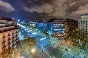 antenne visie van Barcelona langs passeig de gracia Bij nacht in Spanje. foto