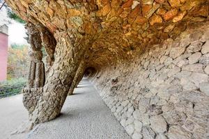 park Guell in Barcelona, Spanje is een openbaar park systeem samengesteld van tuinen en architectonisch elementen gelegen Aan Carmel heuvel, in Barcelona, Catalonië foto