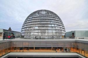 de dak van rijksdag gebouw in berlijn, duitsland, 2022 foto