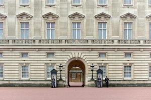 schildwacht Aan plicht Aan een winter dag Bij Buckingham paleis in Londen, Verenigde koninkrijk, 2022 foto