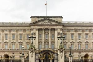 Buckingham paleis in Londen, Verenigde koninkrijk Aan een bewolkt de winter dag, 2022 foto