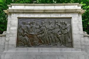 pelgrims monument en bronzen bas Verlichting in provinciestad, massachusetts, Verenigde Staten van Amerika, 2022 foto