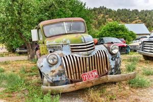 roesten oud chevrolet auto in een woestijn rommel werf in Arizona, Verenigde Staten van Amerika, 2022 foto