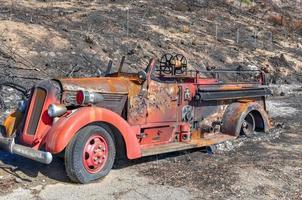 verbrand brand vrachtauto in malibu in aansluiting op de bosbranden in Californië in 2018. foto
