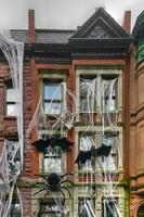 brownstone huis versierd in eer van halloween in nieuw york stad. foto