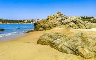 groot surfer golven en rotsen Bij strand puerto escondido Mexico. foto