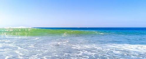 extreem reusachtig groot surfer golven Bij strand puerto escondido Mexico. foto