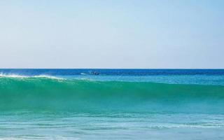 extreem reusachtig groot surfer golven Bij strand puerto escondido Mexico. foto