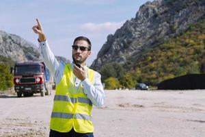 landmeter ingenieur is meten niveau Aan bouw plaats. landmeters ervoor zorgen nauwkeurig metingen voordat onderneming groot bouw projecten. foto