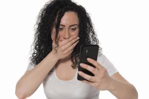 portret van een gelukkig vrouw gebruik makend van mobiel telefoon geïsoleerd over- wit achtergrond foto