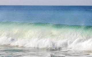 extreem reusachtig groot surfer golven Bij strand puerto escondido Mexico. foto