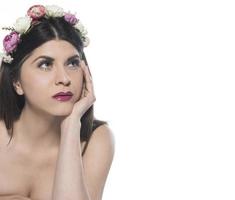 jong aantrekkelijk vrouw met mooi kapsel en bloemen in haar haar- foto