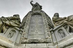 nationaal monument naar de voorouders in Plymouth, massachusetts, opgericht door de pelgrim maatschappij in 1889 foto