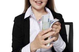 detailopname van bankbiljetten - euro gehouden door een mooi jong vrouw met lang bruin haar- foto