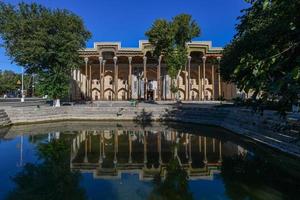 bolo-hauz moskee gebouwd in de 17e eeuw, met houten gesneden kolommen in bukhara, Oezbekistan. foto