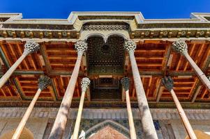 bolo-hauz moskee gebouwd in de 17e eeuw, met houten gesneden kolommen in bukhara, Oezbekistan. foto