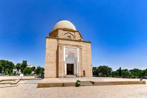 samarkand ruchobod bakstenen koepel mausoleum in samarkand, Oezbekistan. het is een van de oudste monumenten in de stad. foto