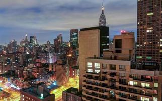 antenne visie langs Midtown oosten- in nieuw york stad Bij nacht. foto