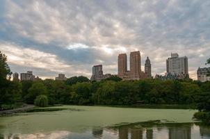 visie van appartementen met uitzicht de serre water in centraal park, nieuw york stad. foto