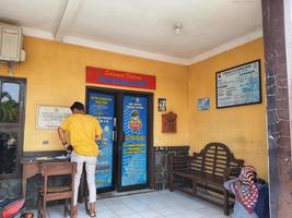 centraal Java, Indonesië in oktober 2022. meerdere mensen zijn in de rij staan en aan het wachten Bij de bpkb onderhoud kantoor of voertuig certificaat van eigendom Bij de jepara Politie foto