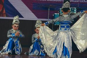 Jakarta, Indonesië in november 2022. jong kinderen variërend van kleuterschool naar elementair school- zijn nemen een deel in de nationaal archipel dans wedstrijd. foto